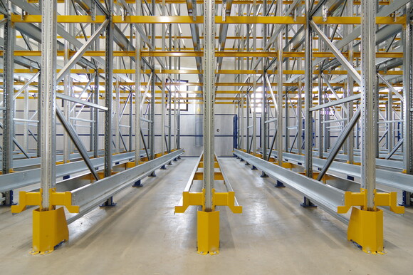  Magazzino porta pallet satellitare sismoresistente 